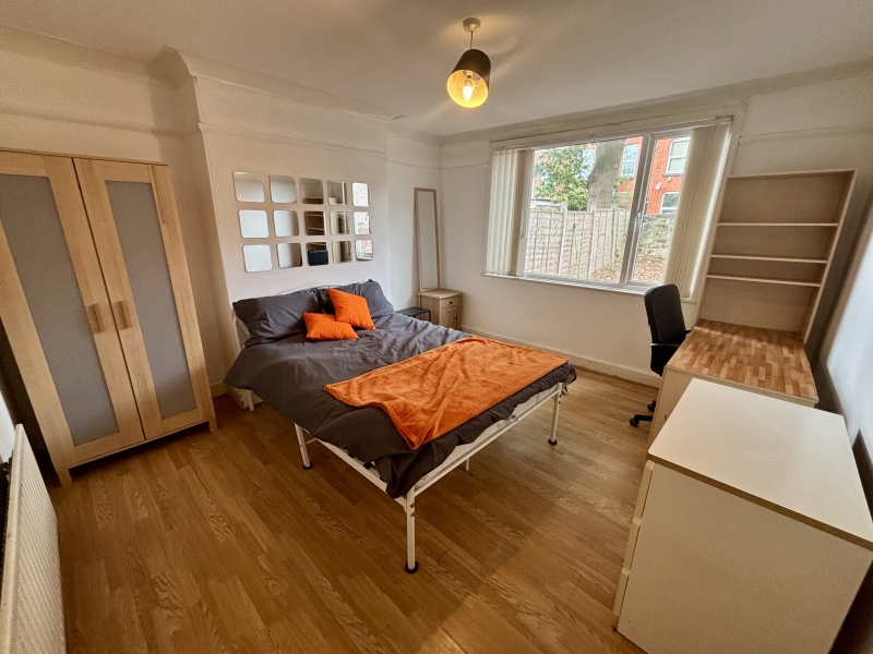 4 bed semi-detached house, Buckingham Avenue, Hyde Park
